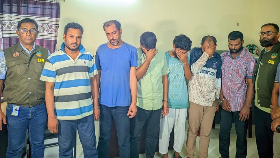রংপুরে প্রশ্নপত্র ফাঁস, জালিয়াতি ওপ্রক্সি পরীক্ষা দেয়ার অভিযাগে ৬ যুবক আটক